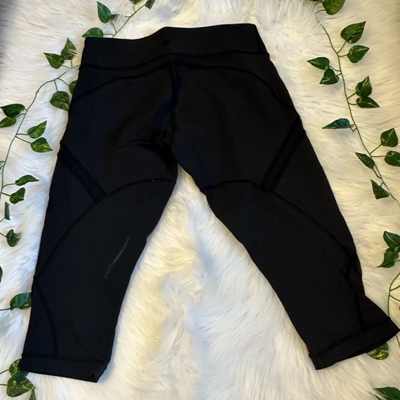 Lulu crops with mesh cut outs - Picture 2 of 4